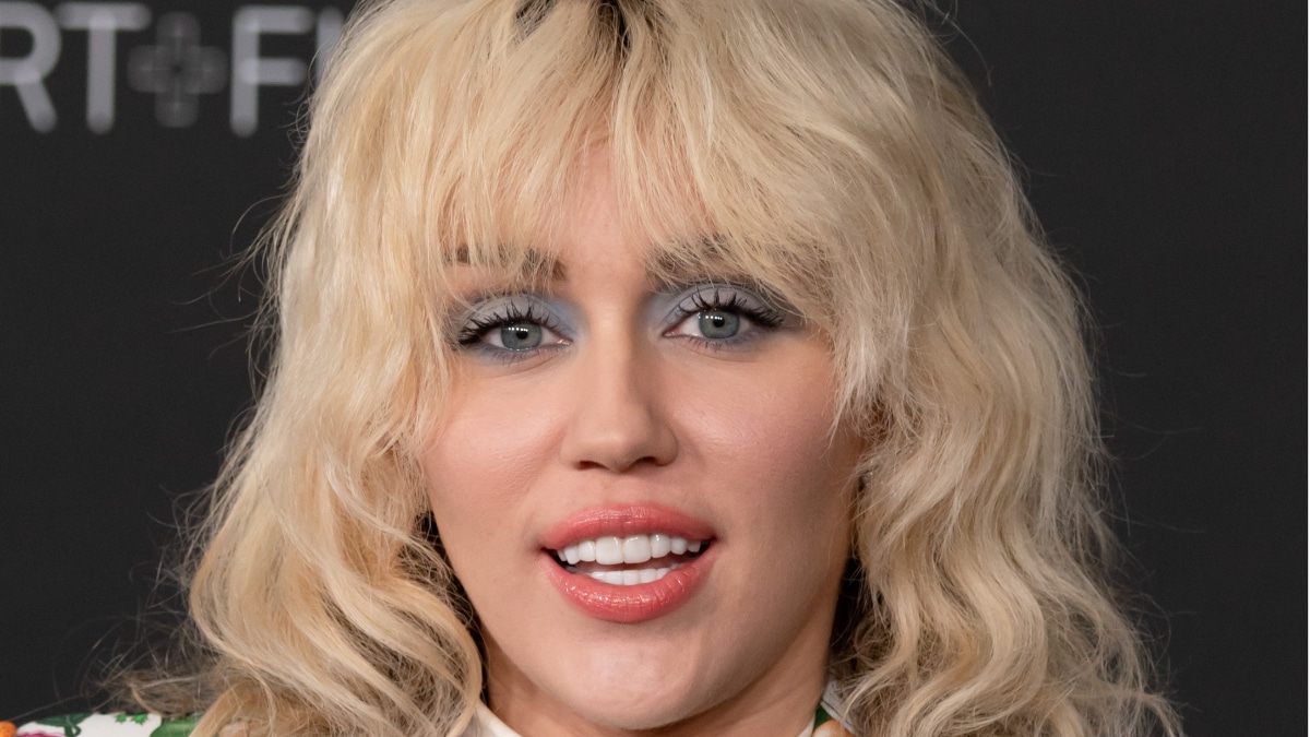 Miley Cyrus's face pictured up close