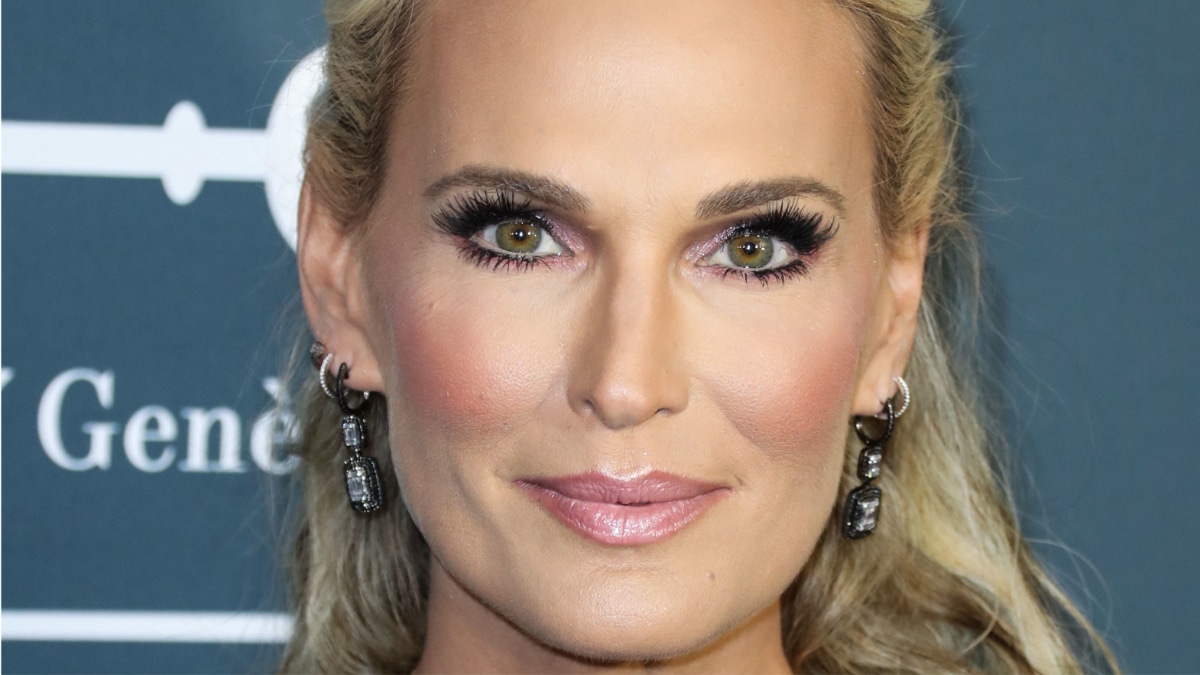 Molly Sims stuns in a black bikini for ‘Ladies journey’