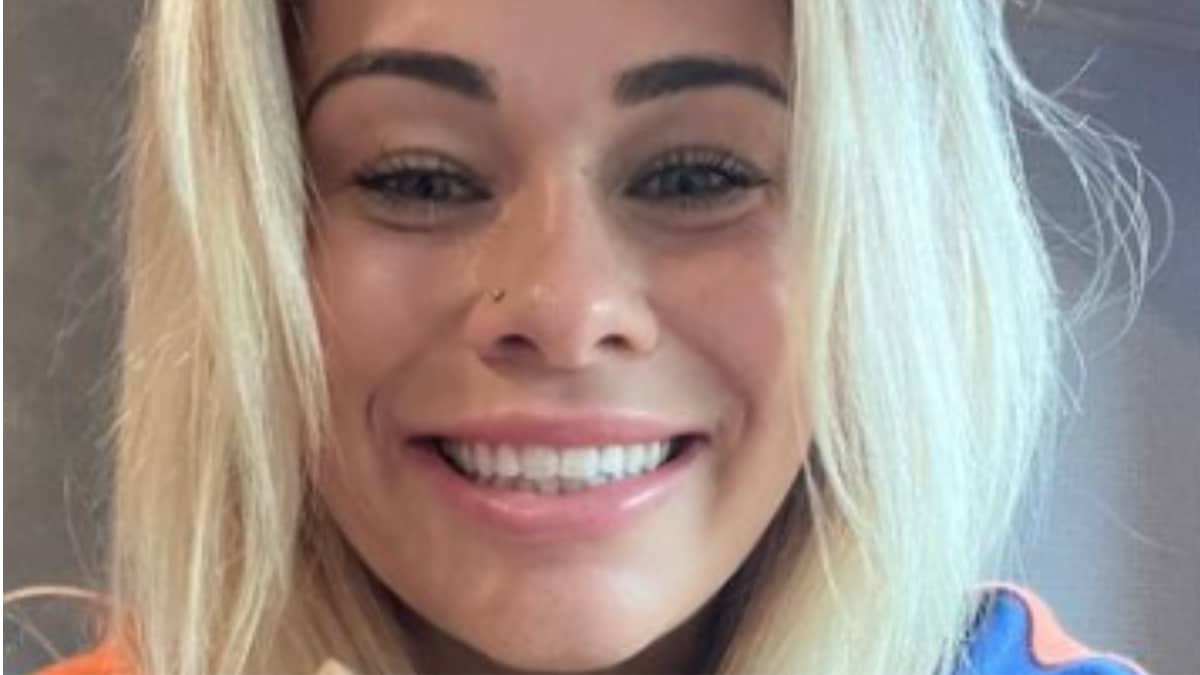 Paige VanZant pouts whereas throwing up ‘the L’