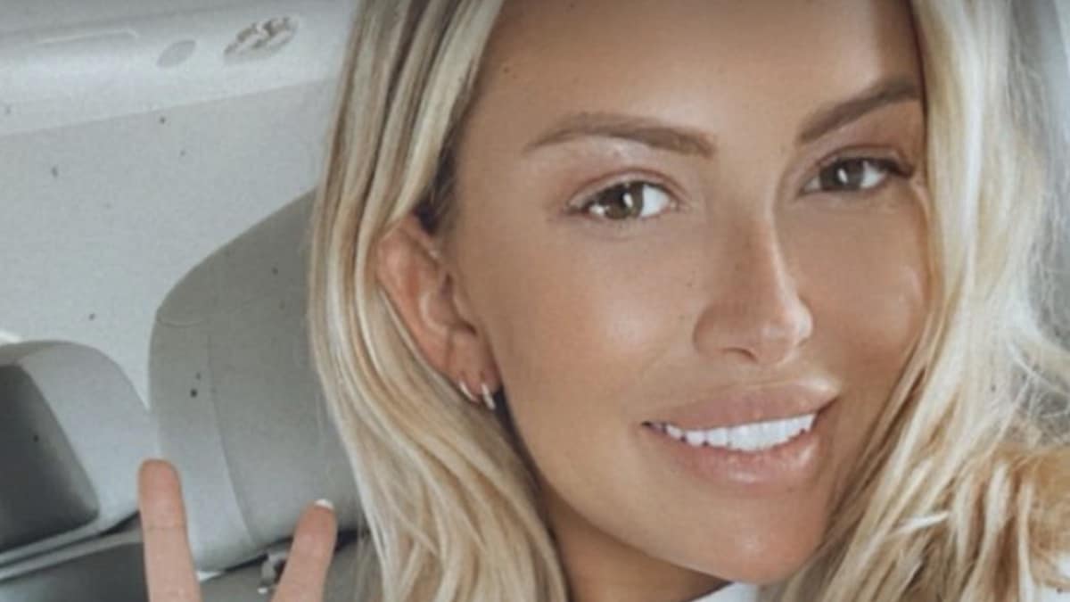 Paulina Gretzky goes sizzling pink for some out of doors studying