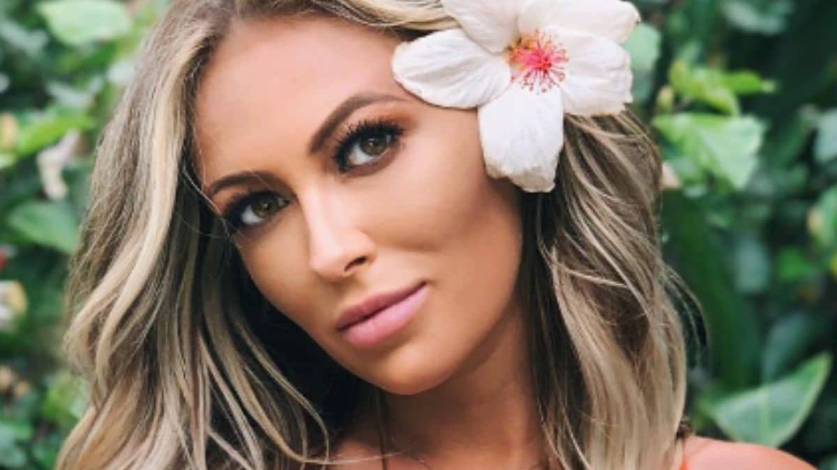 Paulina Gretzky poses with a flower in her hair.