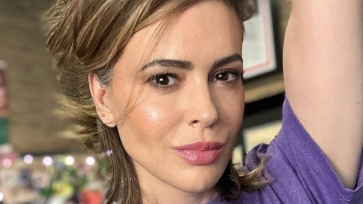 Alyssa Milano stuns in open leather-based throwback