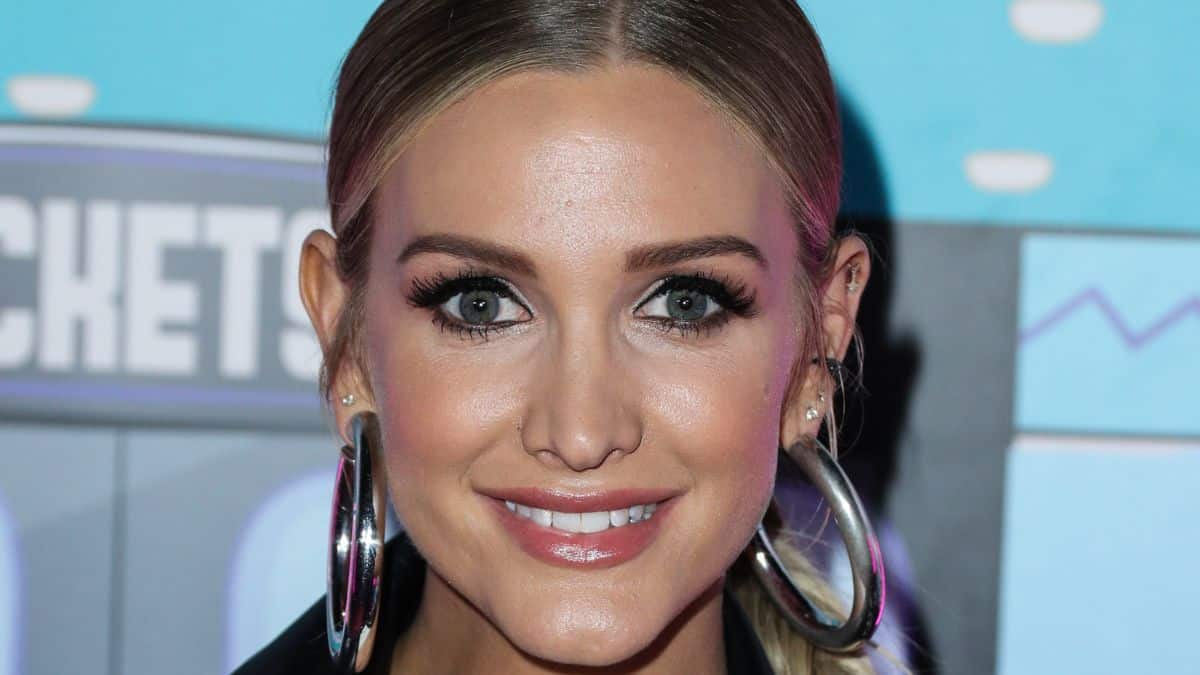 Ashlee Simpson smiling on the red carpet