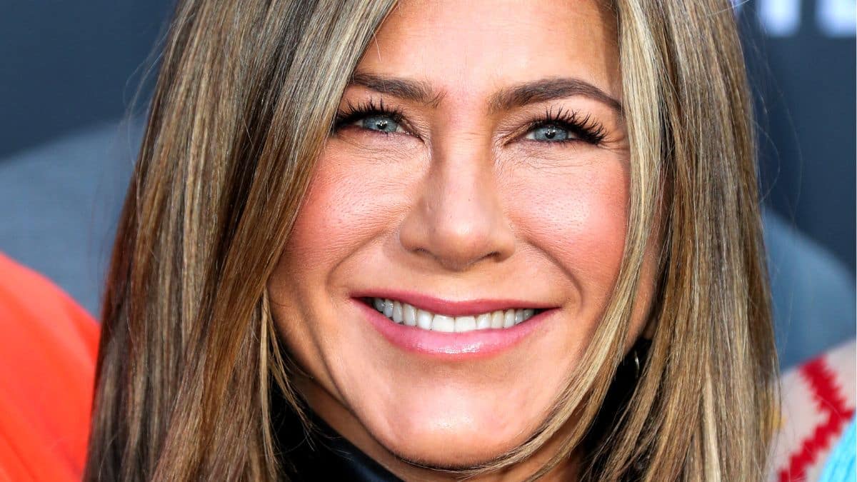 Jennifer Aniston is a imaginative and prescient in Versace for Homicide Thriller 2 premiere