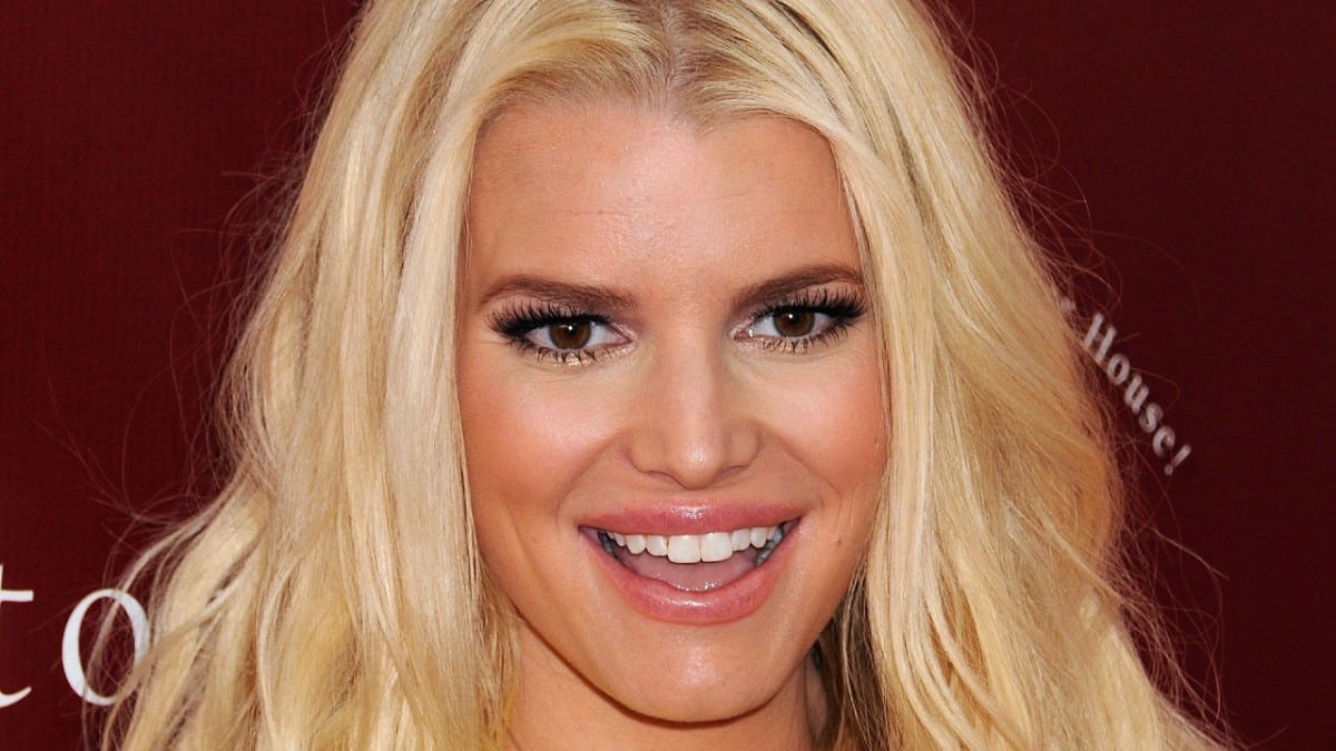 Jessica Simpson stuns in throwback model