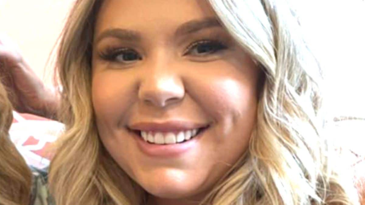 Kailyn Lowry snaps a selfie for Facebook December 2021