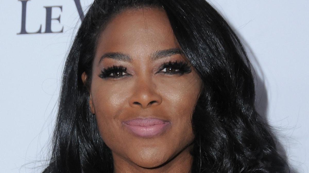 Kenya Moore strikes a pose on the purple carpet for NAACP Picture Awards