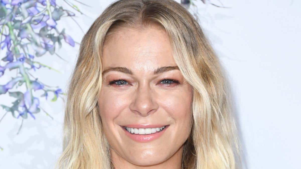 LeAnn Rimes recreates iconic Can’t Battle The Moonlight video look