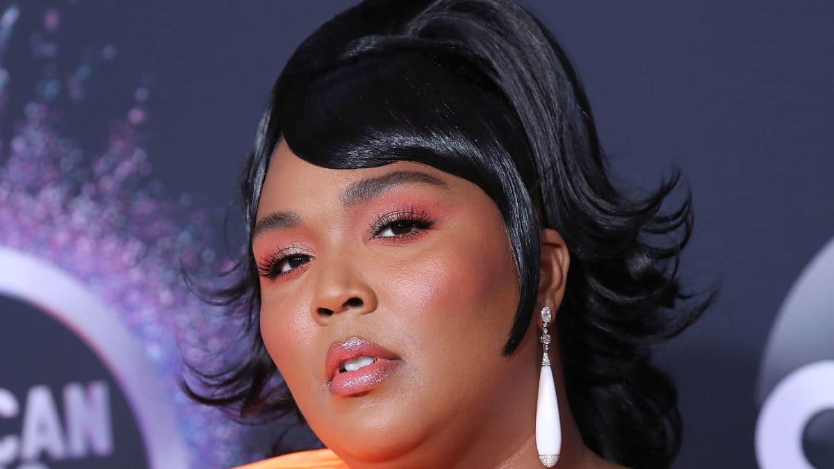 Lizzo will get emotional on stage in skintight gown with thigh-high slit