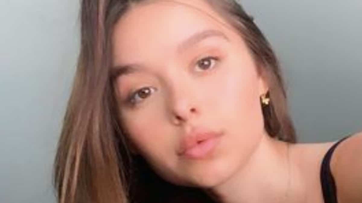 Twitch streamer Sophie Mudd shares ‘moon swimming pools’ whereas posing on the water