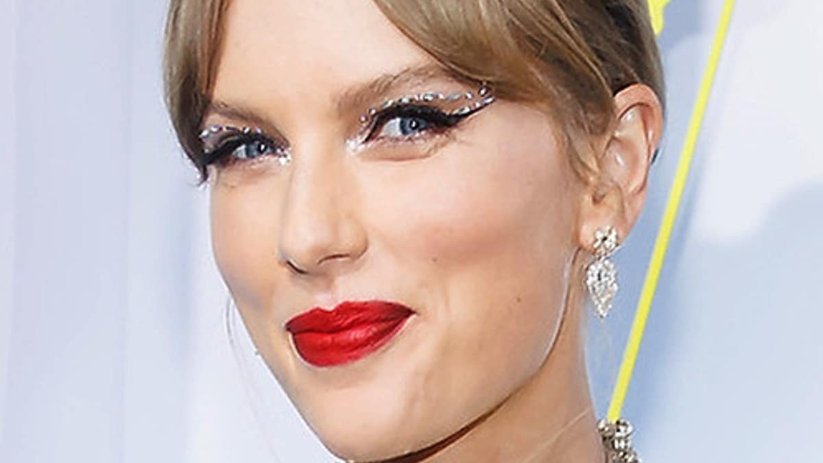 Taylor Swift red carpet close up