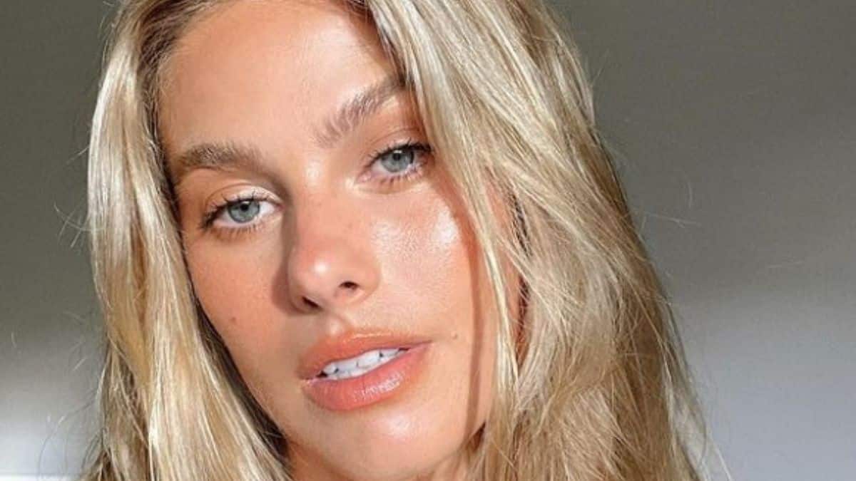 Natalie Roser rocks matching crop prime and skirt for ‘date night time’