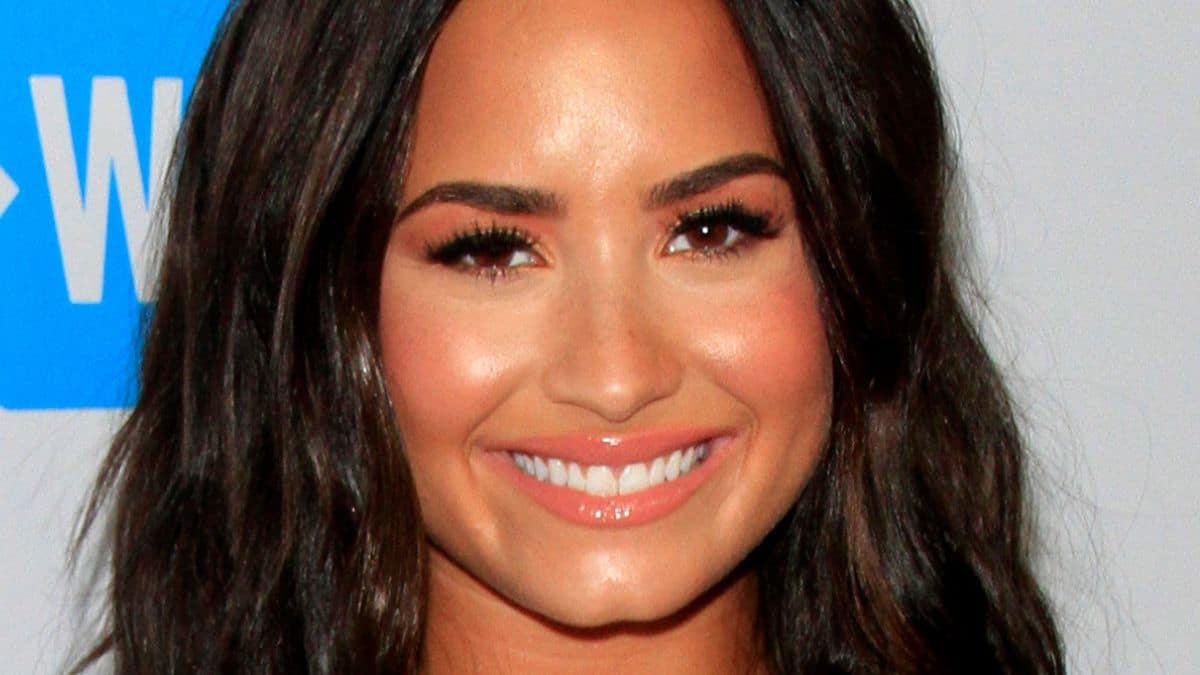 Demi Lovato poses at an evnet.