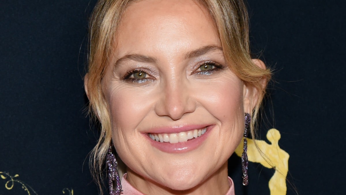 Kate Hudson strikes a pose in silver sparkles for Oscars glam