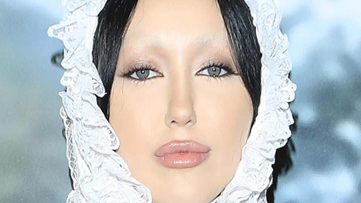 Noah Cyrus pictured up close on the red carpet