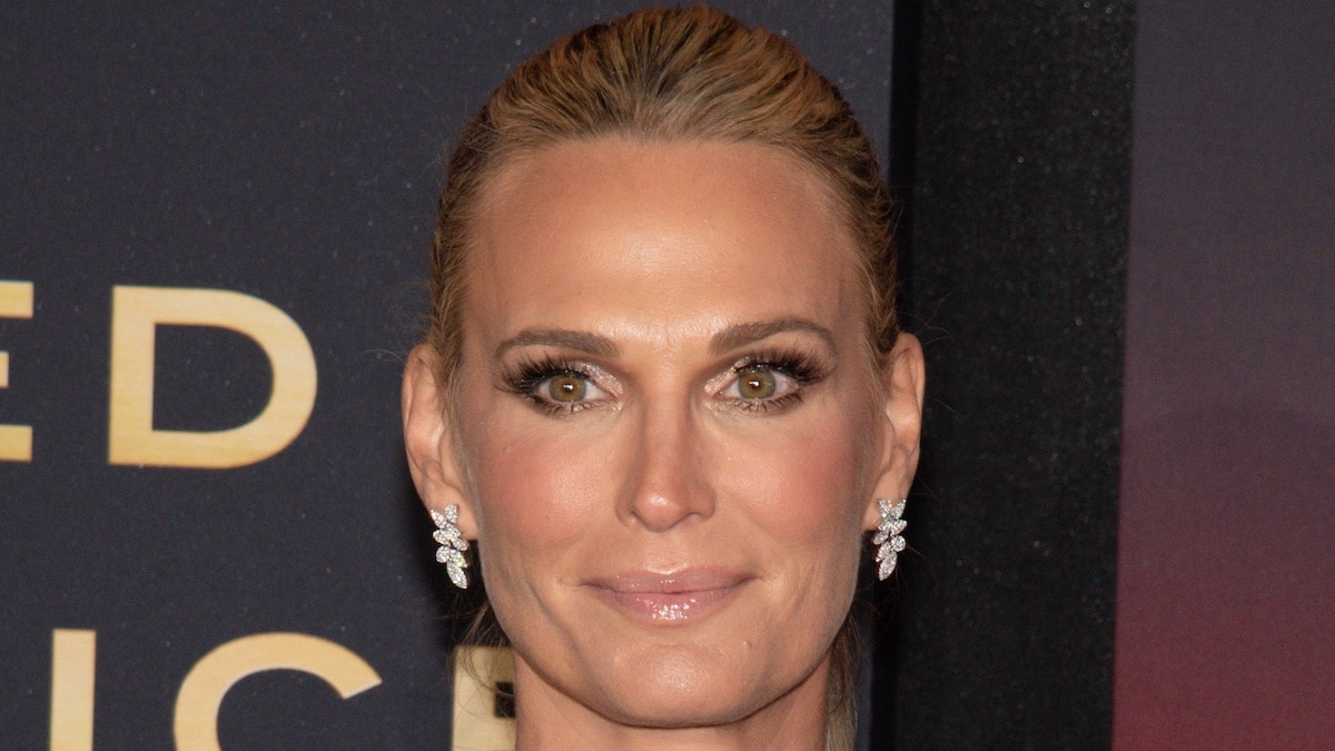 Molly Sims shares sunny replace from Cabo
