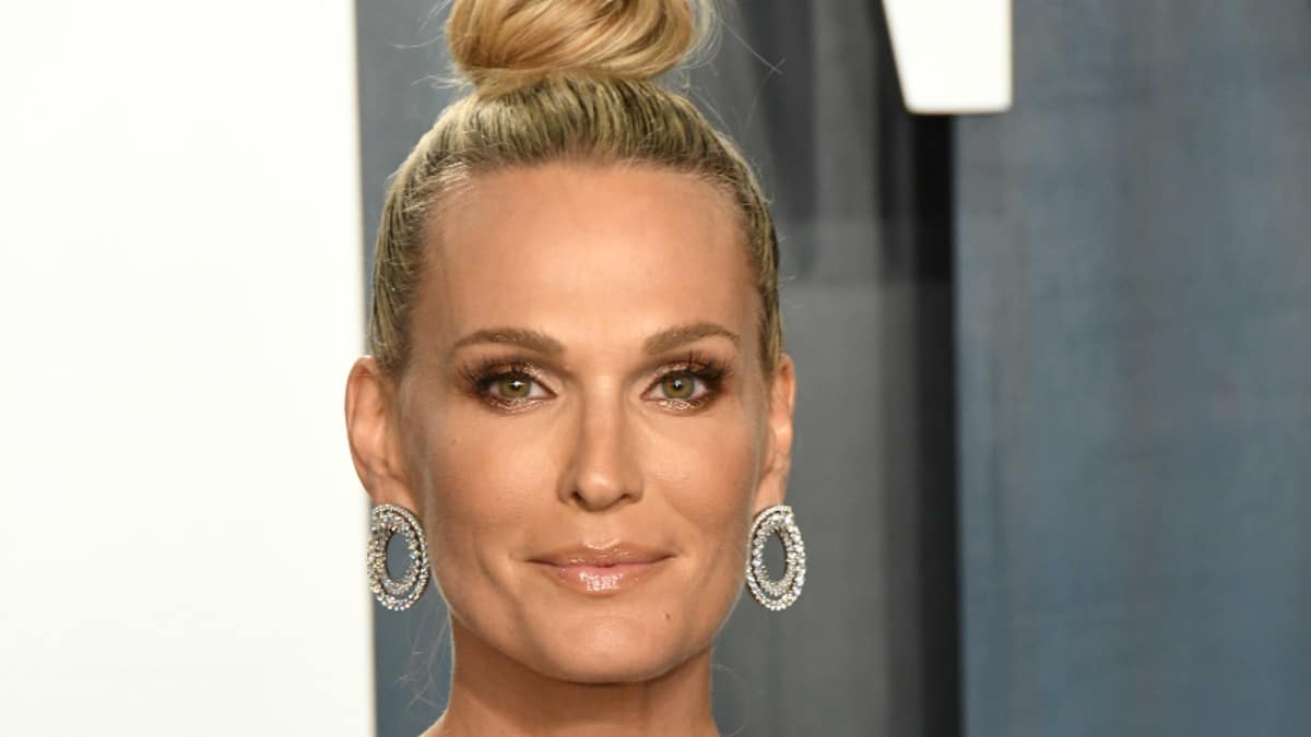 Molly Sims pictured up close on the red carpet
