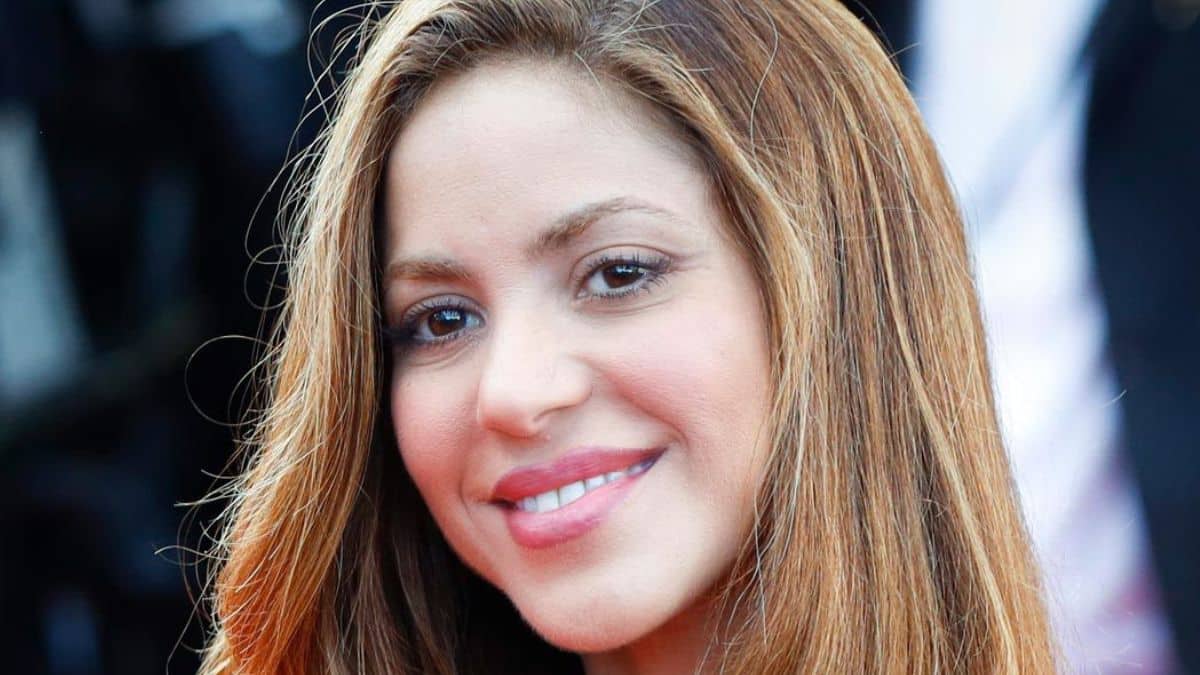 Shakira smiling on the red carpet.