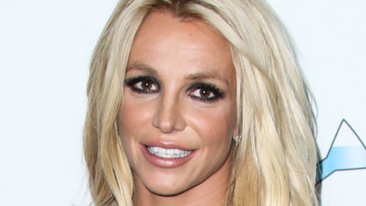 Britney Spears dances in string bikini amid rumors about her troubled life