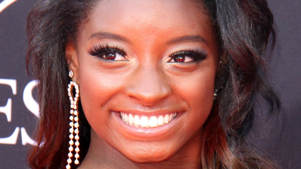 Simone Biles shares her ‘wifestyle’ in string bikini prime by the pool