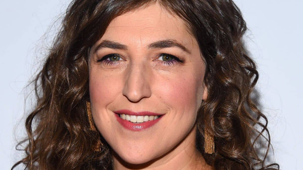 mayim bialik at stand up to cancer event
