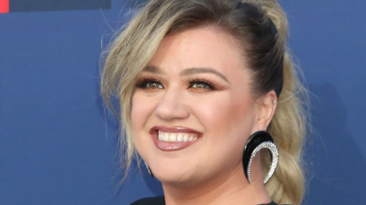 Kelly Clarkson on the red carpet for the ACMs