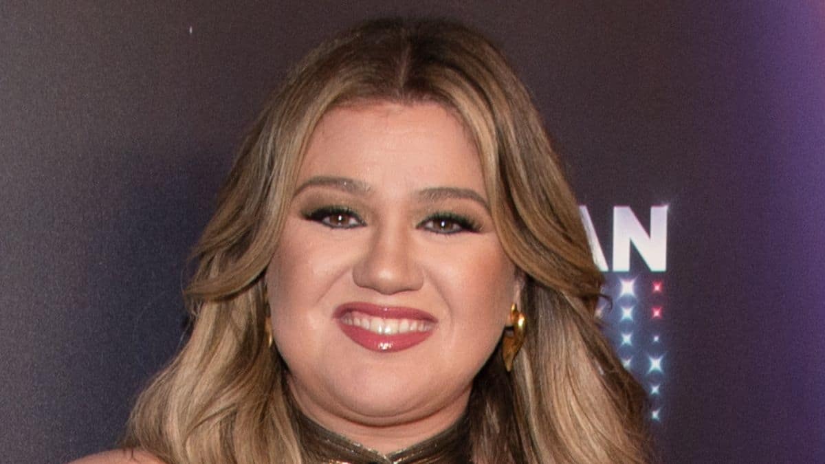 Kelly Clarkson on the red carpet