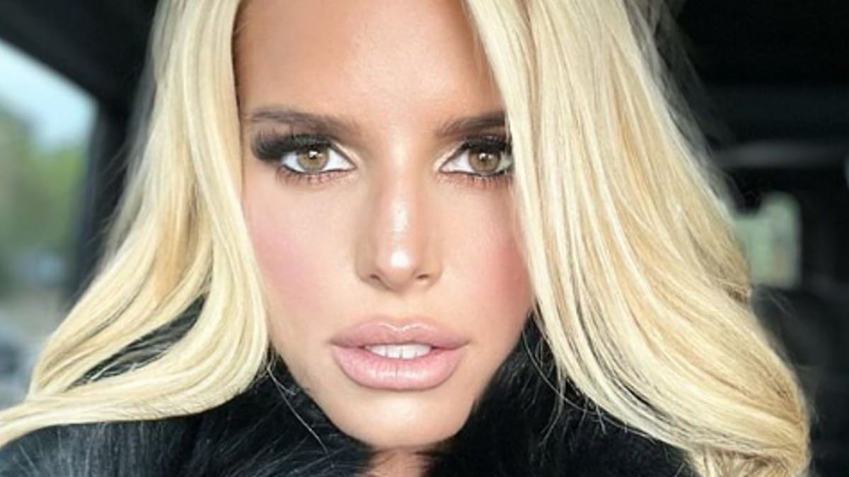 Jessica Simpson car selfie