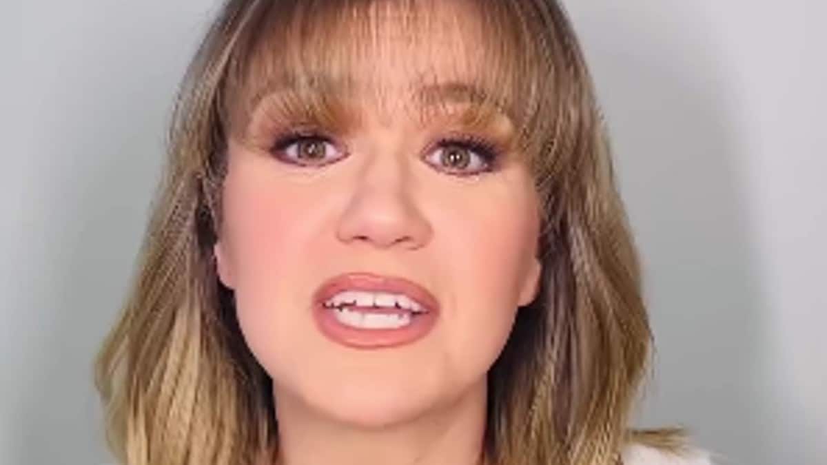 Kelly Clarkson talking about the Grammys.