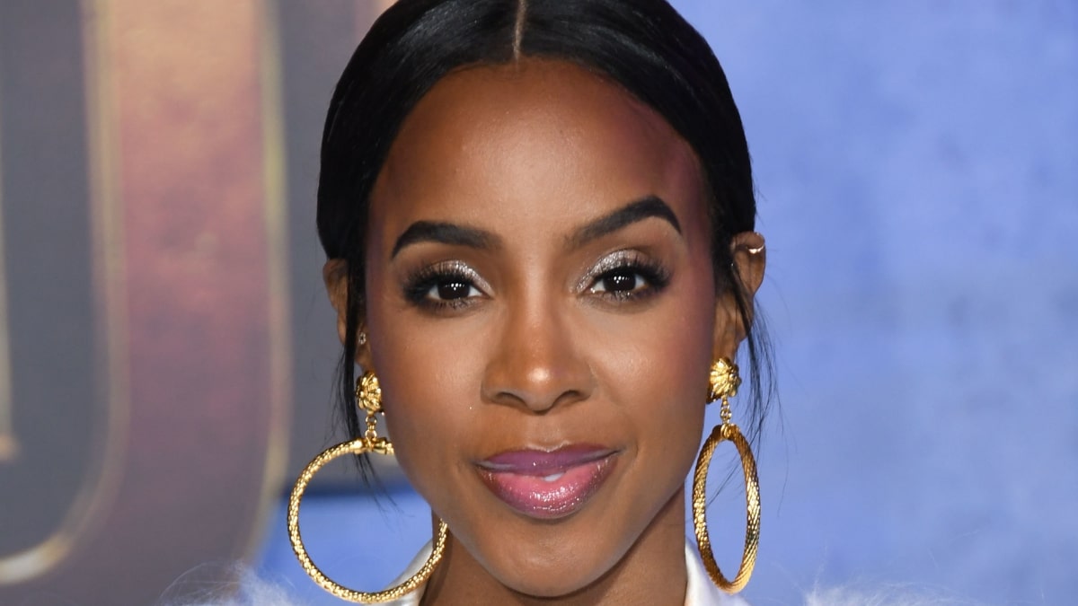 Kelly Rowland poses at event.