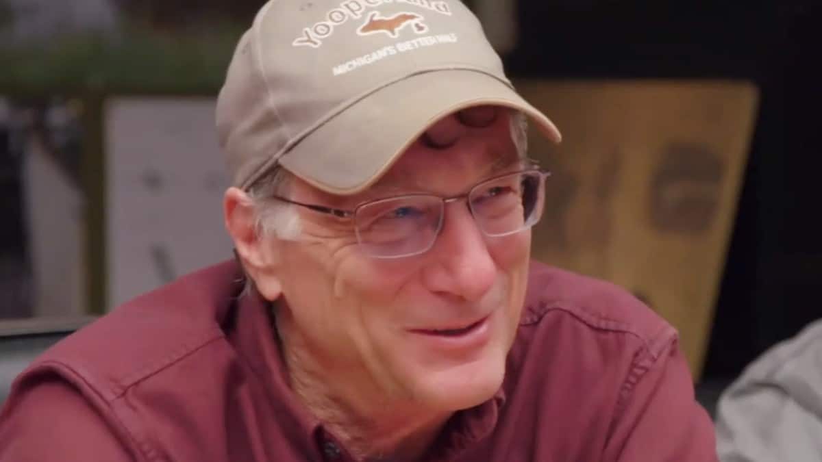 Marty Lagina sorride nella War Room di Oak Island
