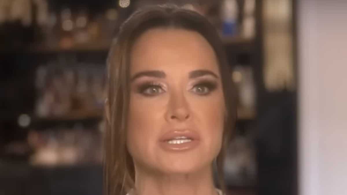 Kyle Richards in un confessionale su The Real Housewives of Beverly Hills