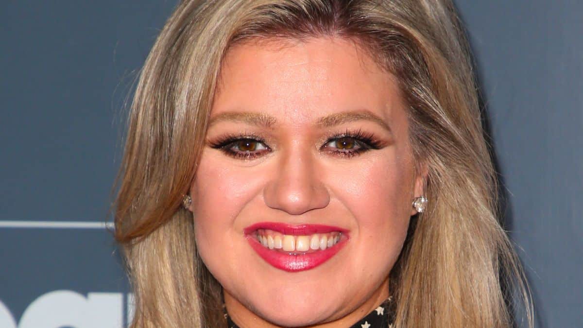 kelly clarkson on the red carpet