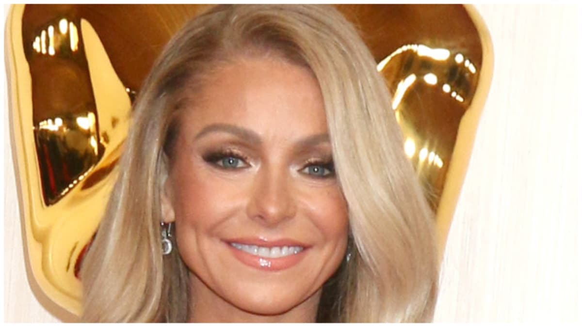 Kelly Ripa at The Academy Awards
