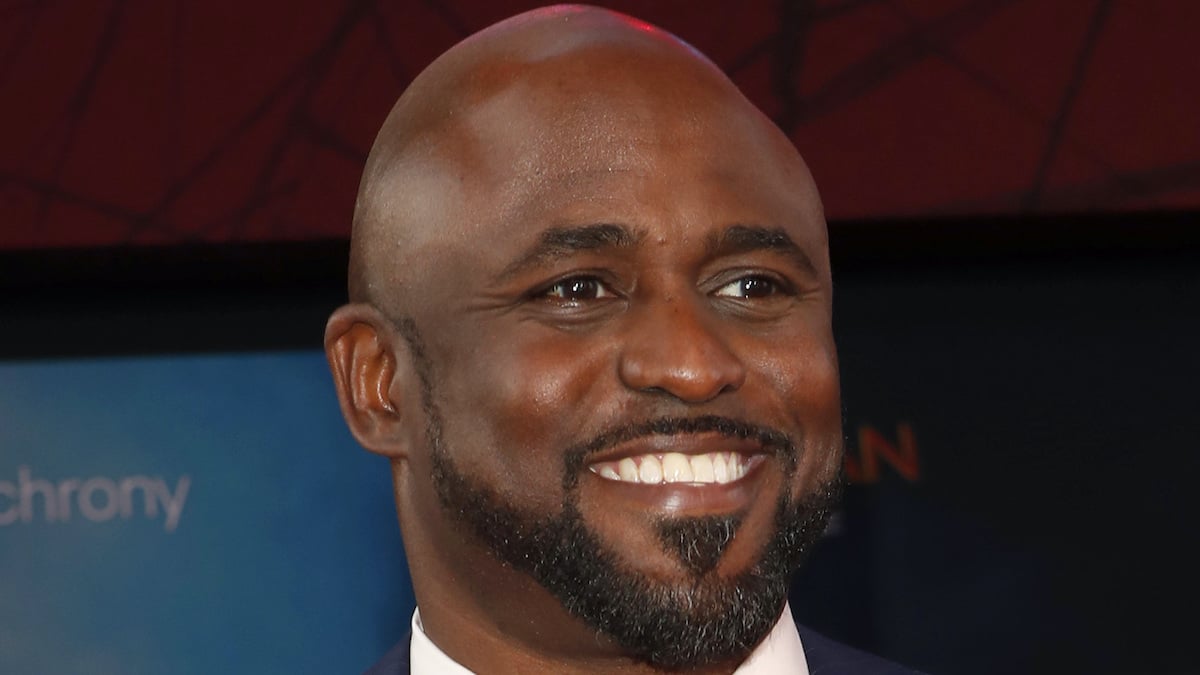Wayne Brady viene fotografato in faccia mentre assiste alla première di Spider Man Lontano da Casa in California