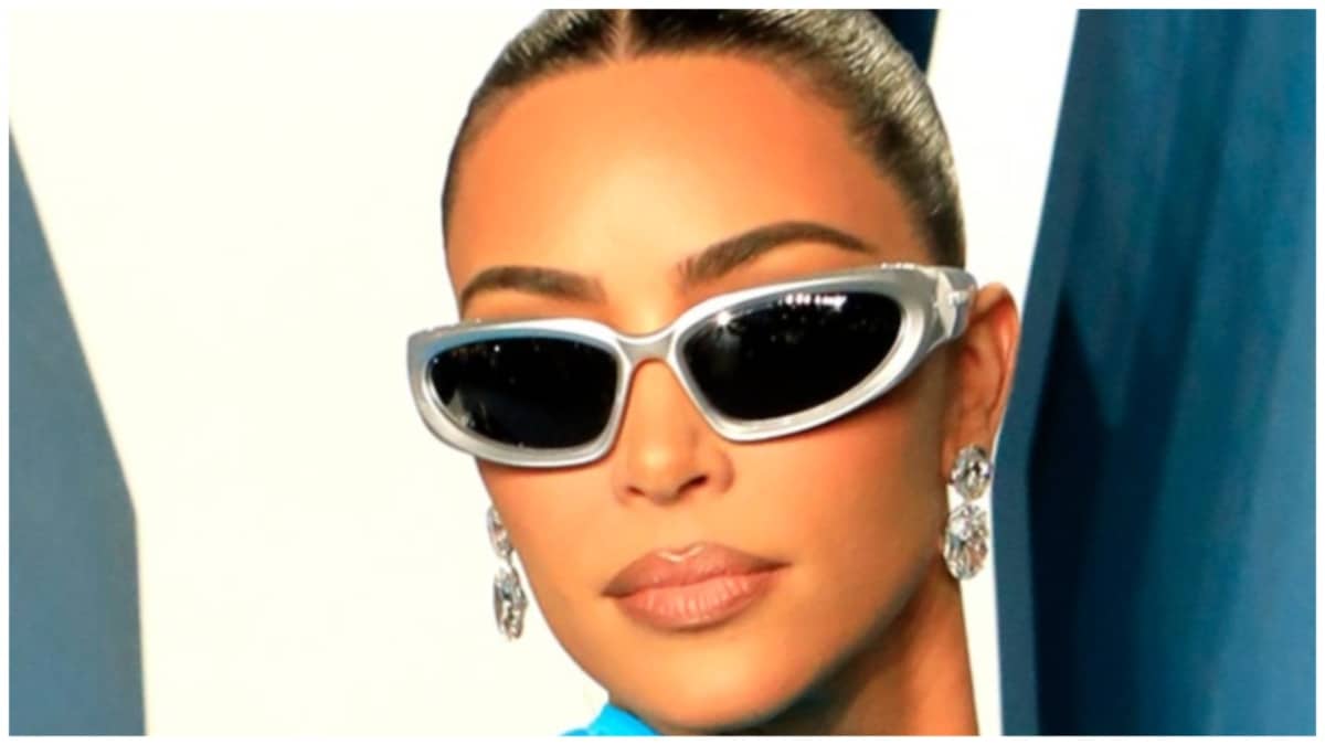 Kim Kardashian posing at the 2022 Vanity Fair party.