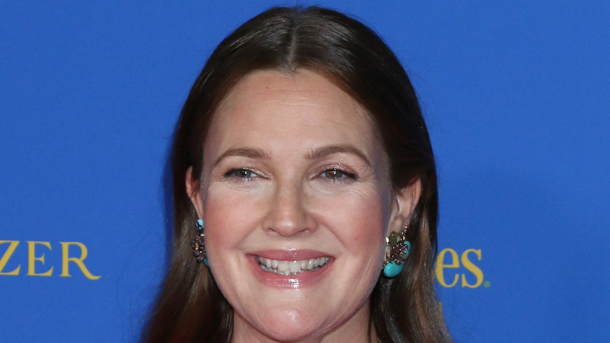 Il volto di Drew Barrymore fotografato mentre partecipa alla 49a edizione dei Daytime Emmy Awards a Pasadena