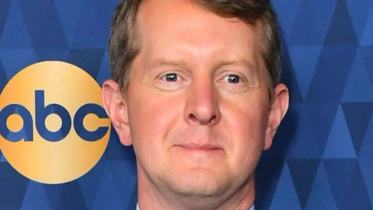 ken jennings posa sul red carpet del Langham Huntington Hotel