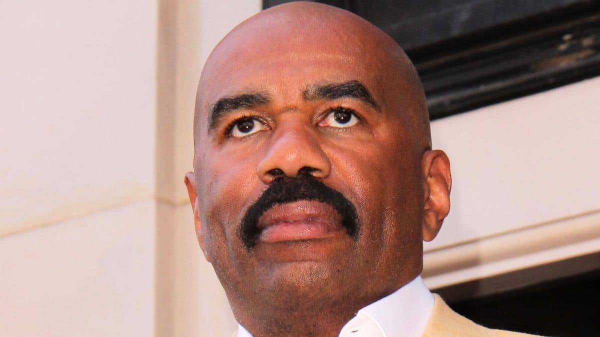steve harvey poses for photographers in hollywood, CA